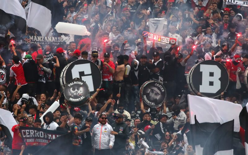 Hinchada de Colo-Colo en el Estadio Monumental.