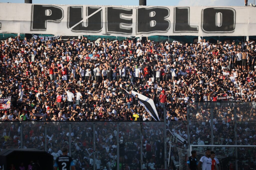 Hinchada de Colo-Colo en el Estadio Monumental.