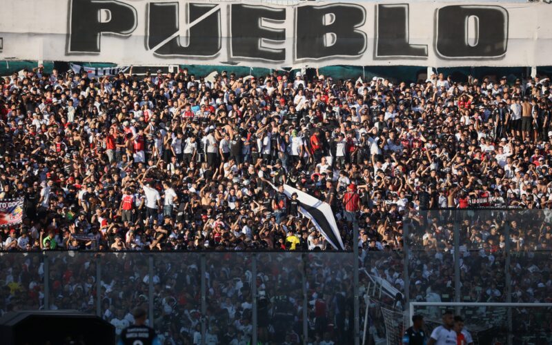 Hinchada de Colo-Colo en el Estadio Monumental.