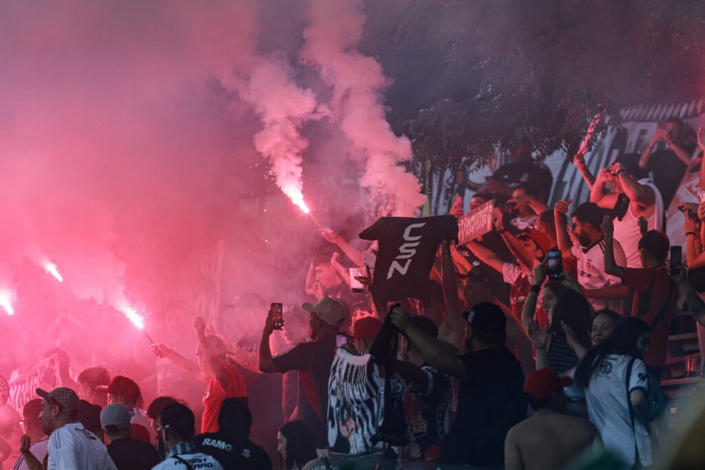 Hinchas de Colo-Colo en Uruguay