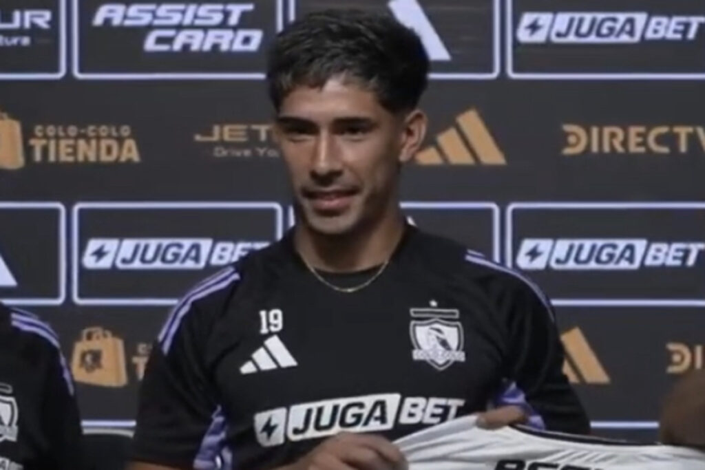 Primer plano de Salomón Rodríguez con la camiseta de Colo-Colo.