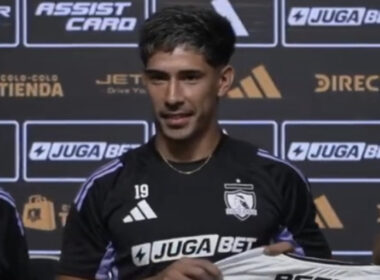 Primer plano de Salomón Rodríguez con la camiseta de Colo-Colo.