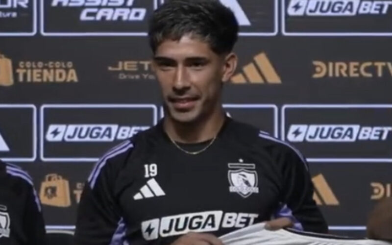 Primer plano de Salomón Rodríguez con la camiseta de Colo-Colo.