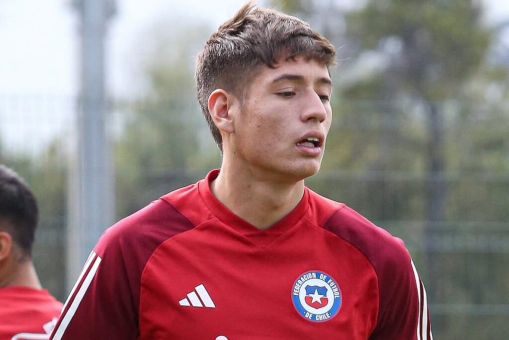 Iván Román con la camiseta de entrenamiento de la Selección Chilena.