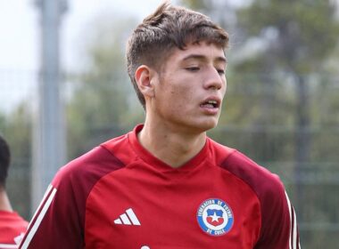 Iván Román con la camiseta de entrenamiento de la Selección Chilena.