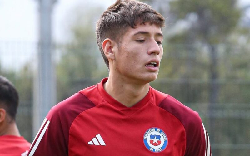 Iván Román con la camiseta de entrenamiento de la Selección Chilena.