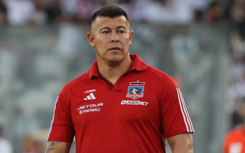 Jorge Almirón con camiseta roja en el Estadio Monumental.