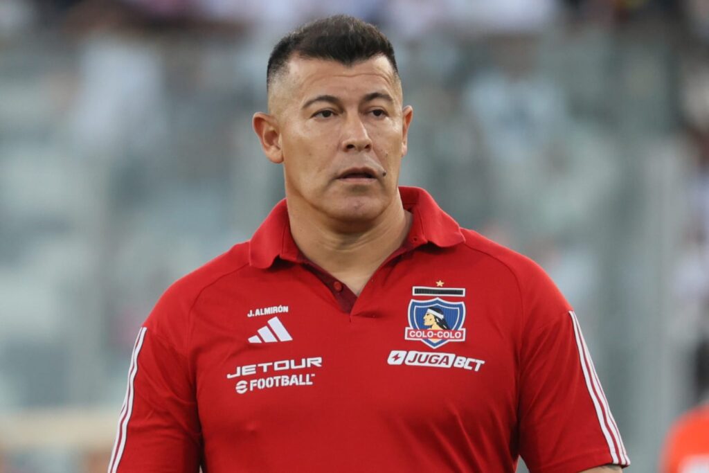 Jorge Almirón con la camiseta roja de Colo-Colo en el Estadio Monumental.