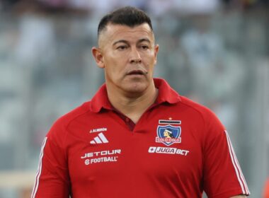 Jorge Almirón con la camiseta roja de Colo-Colo en el Estadio Monumental.