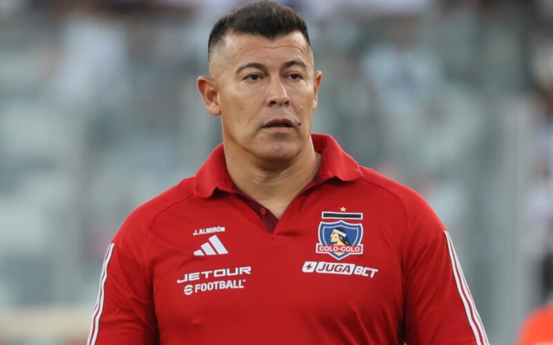 Jorge Almirón con la camiseta roja de Colo-Colo en el Estadio Monumental.