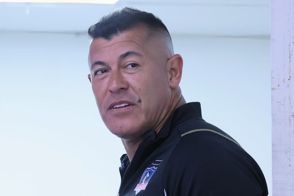 Jorge Almirón en la sala de prensa de Colo-Colo en el Estadio Monumental.