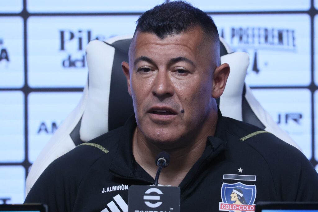 Jorge Almirón con la camiseta de Colo-Colo.