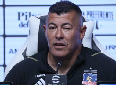 Jorge Almirón con la camiseta de Colo-Colo.