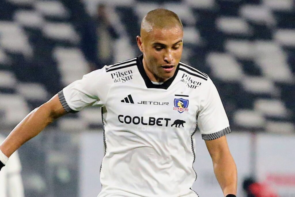 Leandro Benegas con la camiseta de Colo-Colo.