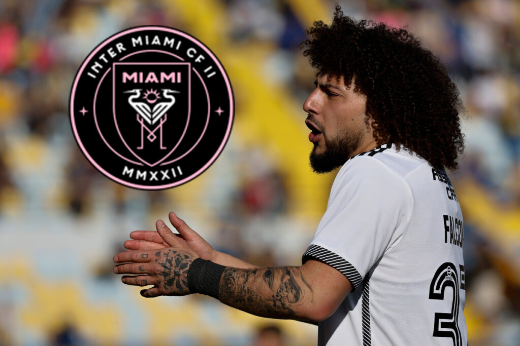 Primer plano de Maximiliano Falcón junto al escudo del Inter de Miami.