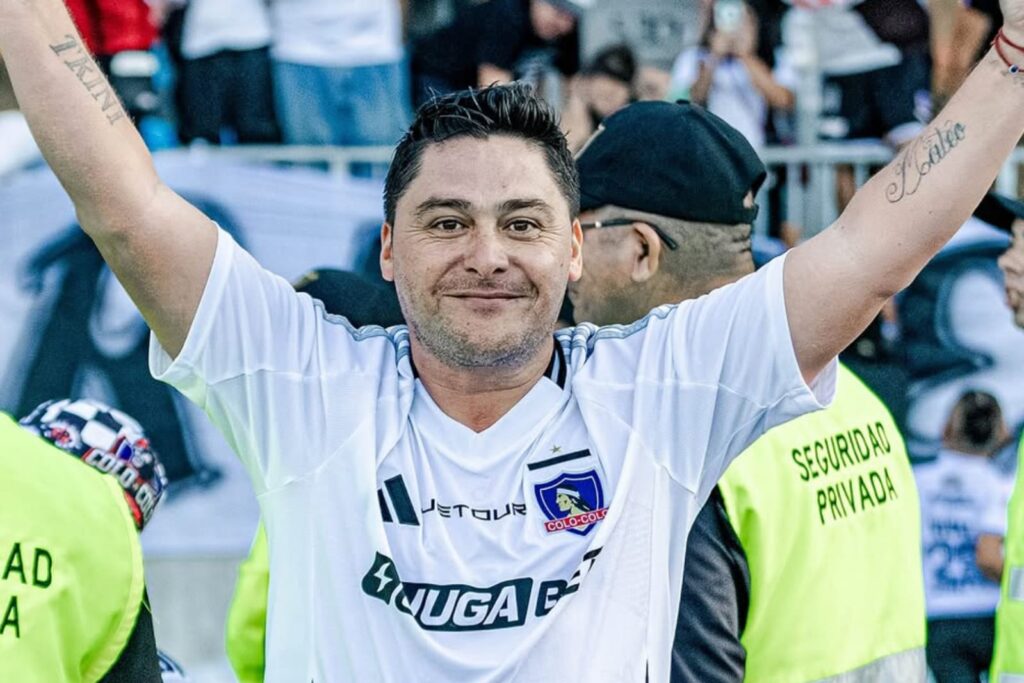 Manuel Neira con la camiseta de Colo-Colo celebrando un gol.