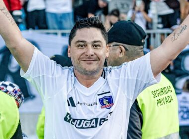 Manuel Neira con la camiseta de Colo-Colo celebrando un gol.