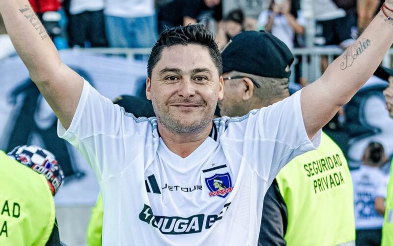 Manuel Neira con la camiseta de Colo-Colo celebrando un gol.