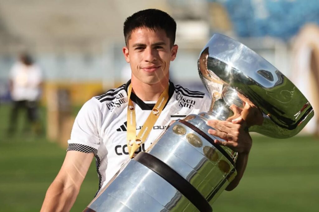 Matías Moya con la Supercopa y camiseta de Colo-Colo.