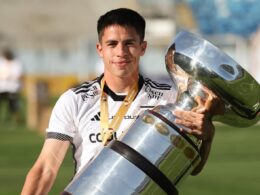 Matías Moya con la Supercopa y camiseta de Colo-Colo.