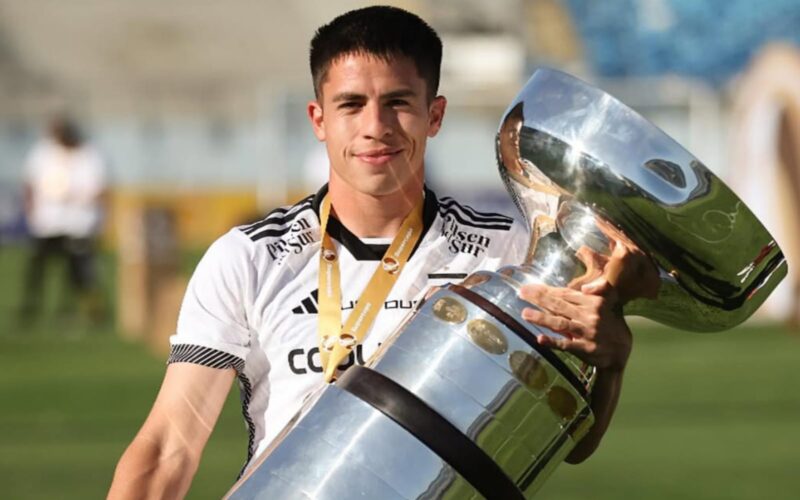 Matías Moya con la Supercopa y camiseta de Colo-Colo.