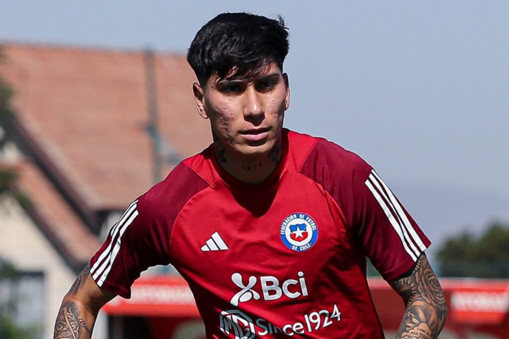 Matías Pérez con la camiseta de entrenamiento de la Selección Chilena.