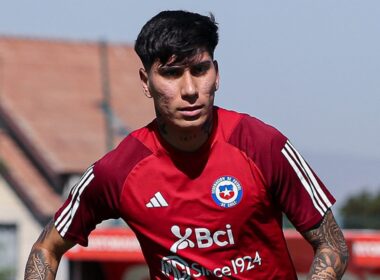 Matías Pérez con la camiseta de entrenamiento de la Selección Chilena.