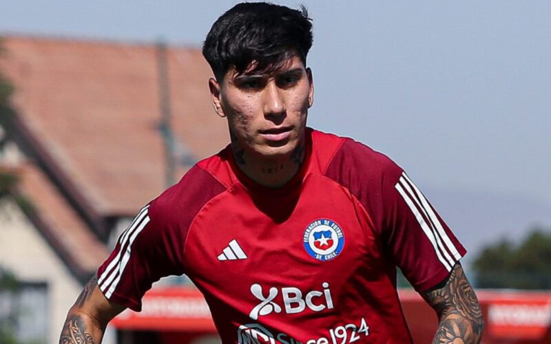 Matías Pérez con la camiseta de entrenamiento de la Selección Chilena.