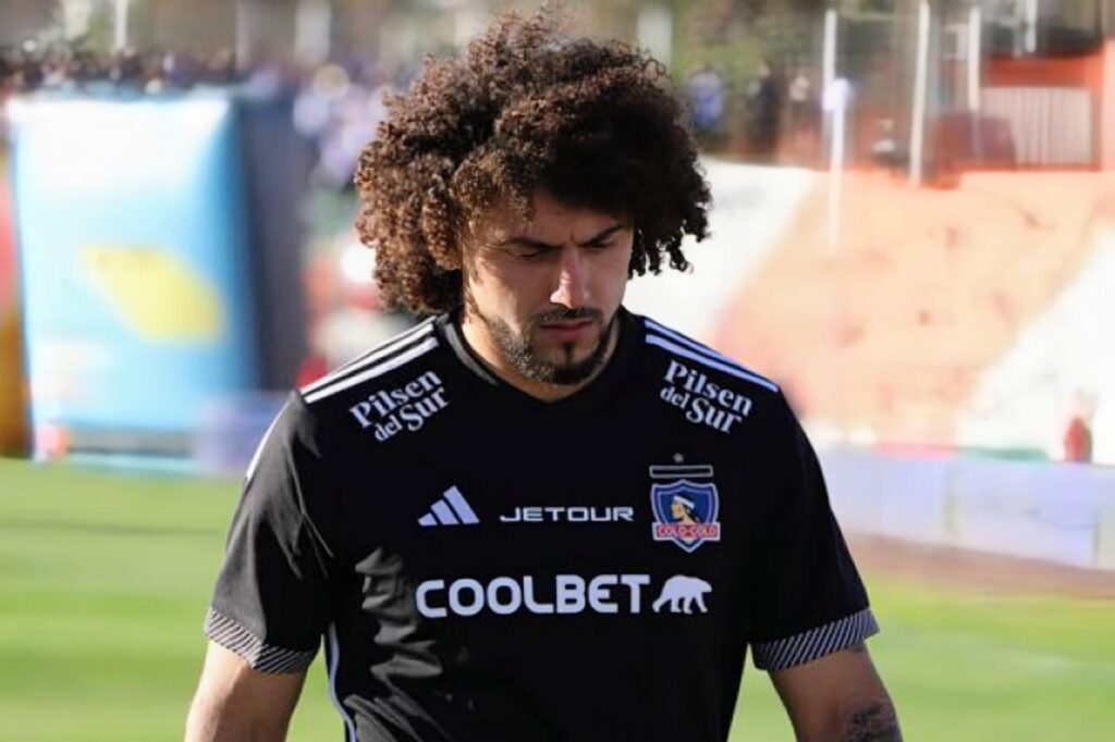 Maximiliano Falcón con la camiseta negra de Colo-Colo.