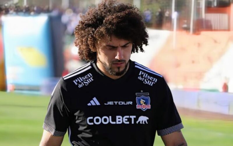 Maximiliano Falcón con la camiseta negra de Colo-Colo.