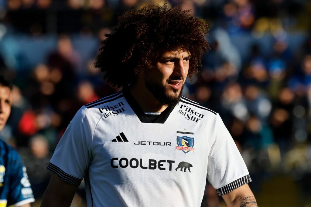 Maximiliano Falcón con la camiseta de Colo-Colo.