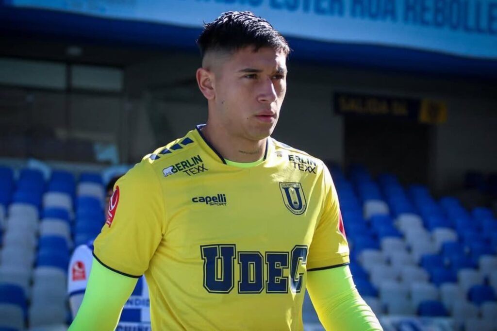 Nicolás Garrido con la camiseta de Universidad de Concepción.