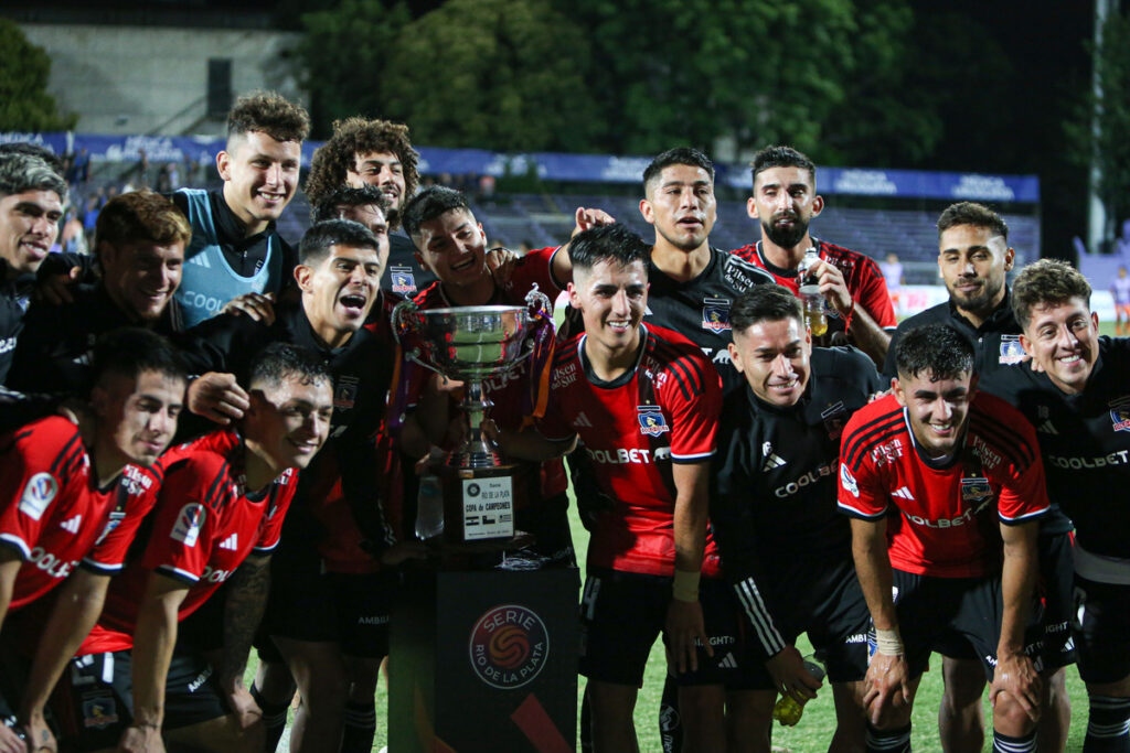 Jugadores de Colo-Colo celebrando el título obtenido en el torneo Serie Río de La Plata.