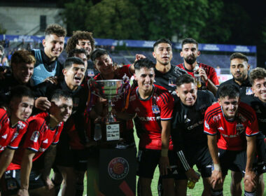 Jugadores de Colo-Colo celebrando el título obtenido en el torneo Serie Río de La Plata.