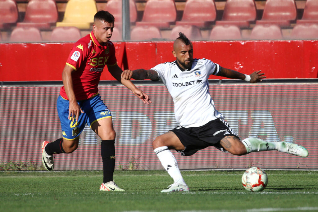 Arturo Vidal y Bastián Yáñez disputando un balón en un partido entre Colo-Colo y Unión Española por la fecha 1 del Campeonato Nacional 2024.