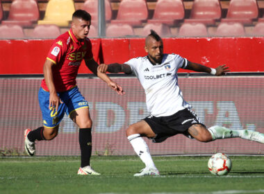 Arturo Vidal y Bastián Yáñez disputando un balón en un partido entre Colo-Colo y Unión Española por la fecha 1 del Campeonato Nacional 2024.