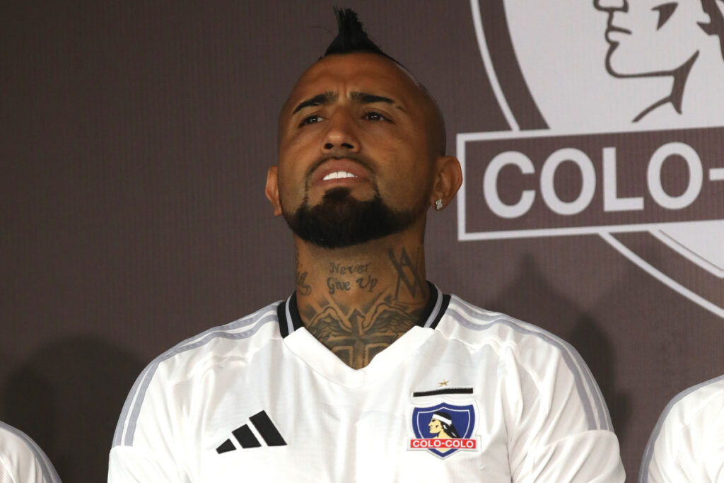 Primer plano de Arturo Vidal con la camiseta de Colo-Colo.