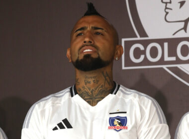 Primer plano de Arturo Vidal con la camiseta de Colo-Colo.