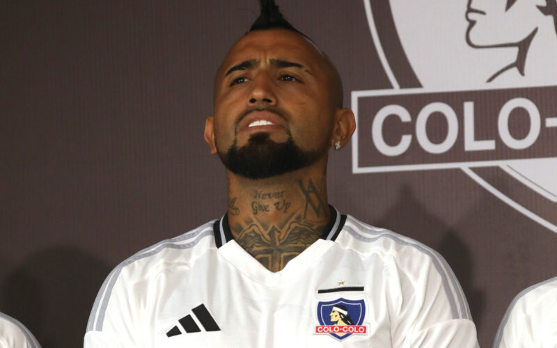 Primer plano de Arturo Vidal con la camiseta de Colo-Colo.