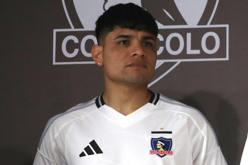 Claudio Aquino con la camiseta de Colo-Colo.