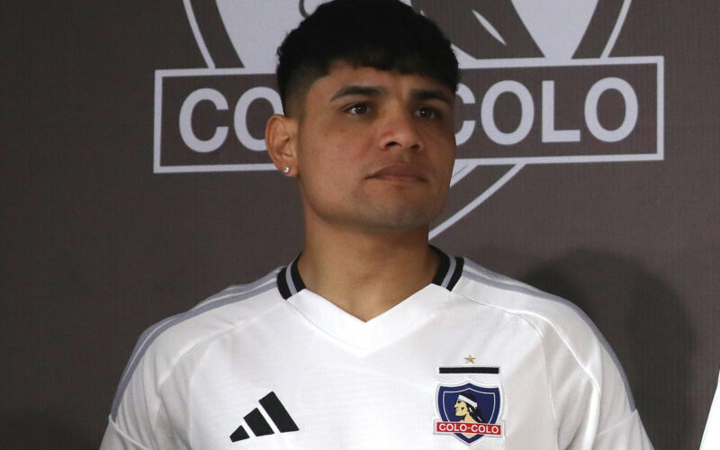 Claudio Aquino con la camiseta de Colo-Colo.