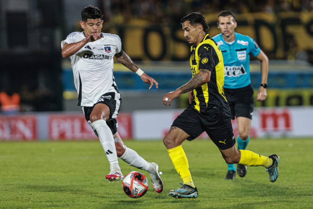 Esteban Pavez en el duelo de Colo-Colo frente a Peñarol.