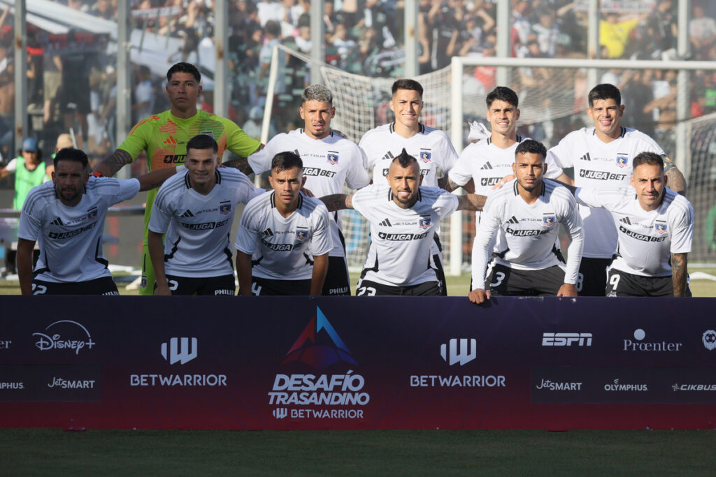 Jugadores de Colo-Colo formados para una foto oficial.