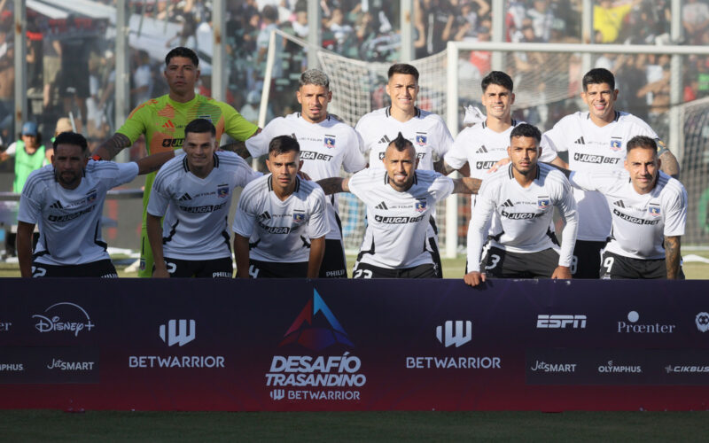 Jugadores de Colo-Colo formados para una foto oficial.