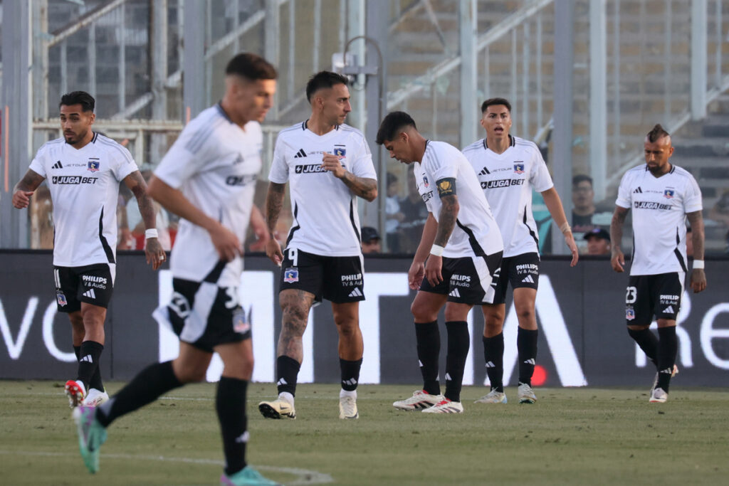 Jugadores de Colo-Colo en la cancha del Estadio Monumental.