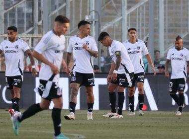 Jugadores de Colo-Colo en la cancha del Estadio Monumental.