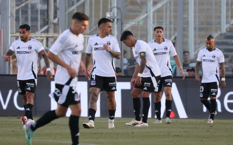 Jugadores de Colo-Colo en la cancha del Estadio Monumental.