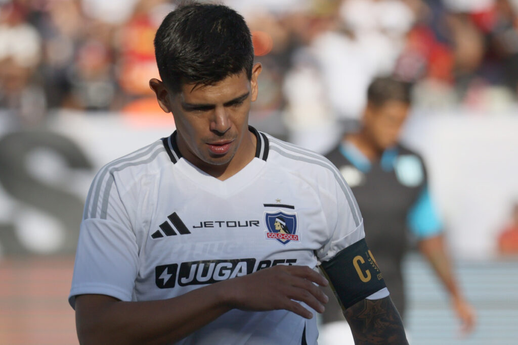 Primer plano de Esteban Pavez cabizbajo con la camiseta de Colo-Colo.