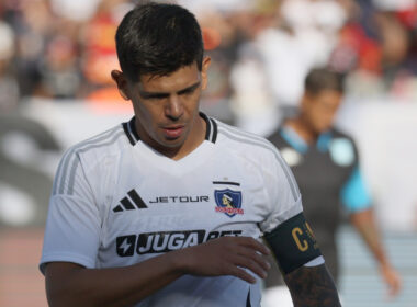 Primer plano de Esteban Pavez cabizbajo con la camiseta de Colo-Colo.