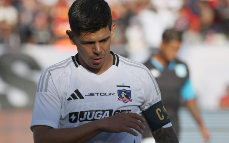 Primer plano de Esteban Pavez cabizbajo con la camiseta de Colo-Colo.